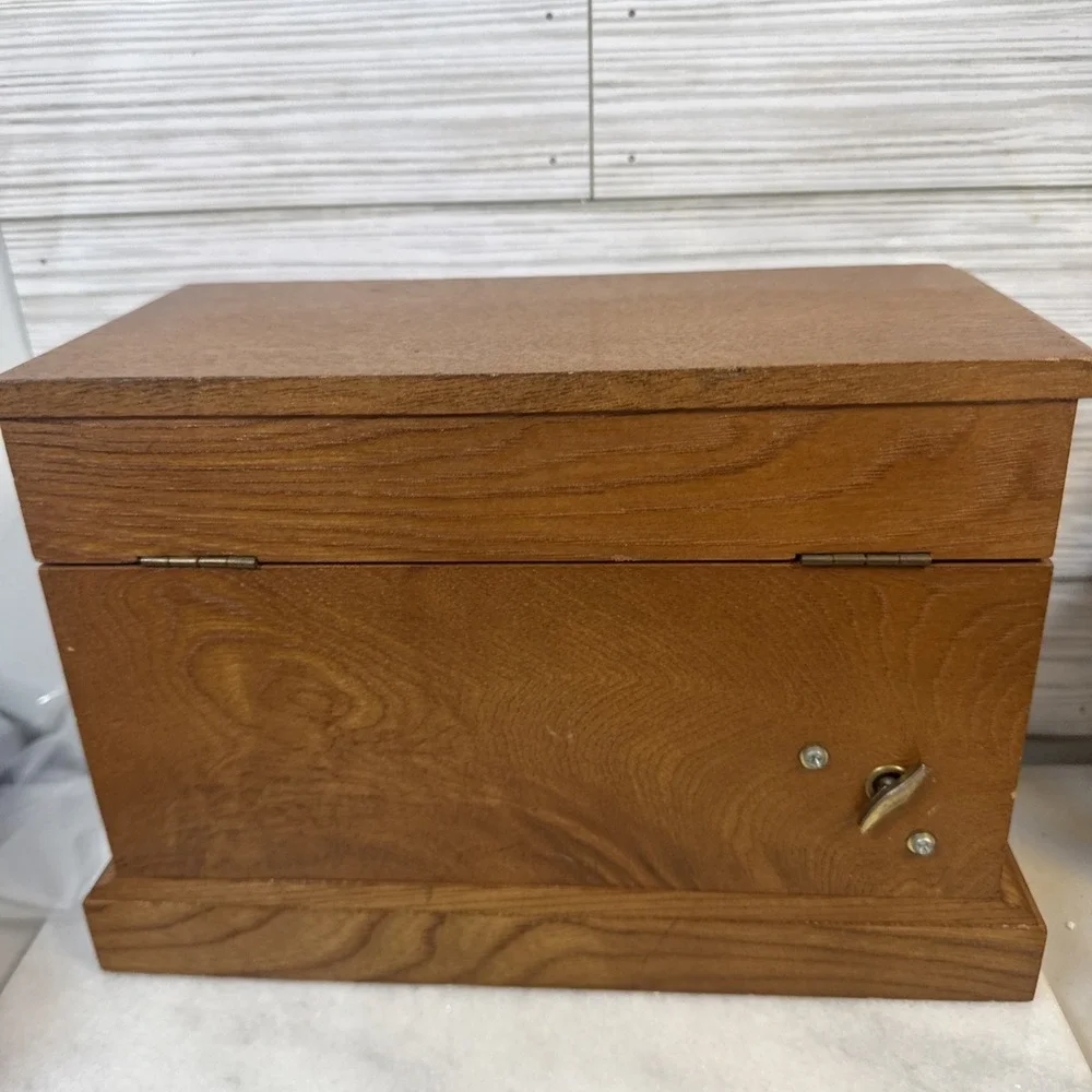 Wooden Flip Top Jewelry / Music Box With Red Felt Lined Interior Toyo Music